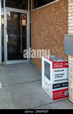 Ferndale, Michigan - « Save a Life stations » dans les lieux publics à travers le comté d'Oakland offrent un accès gratuit à Narcan (naloxone), qui est utilisé pour rever Banque D'Images