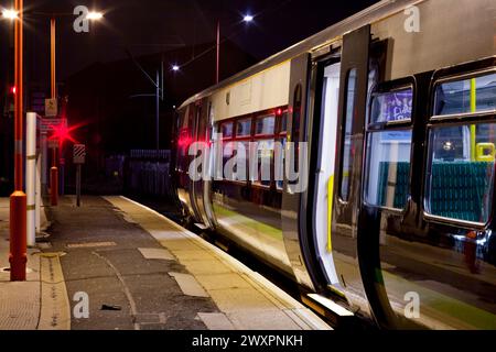 Train électrique London Midland classe 323 à la gare de Wolverhampton Banque D'Images