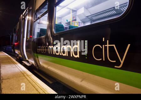 Train électrique London Midland classe 323 à la gare de Wolverhampton avec le logo London Midland en évidence Banque D'Images