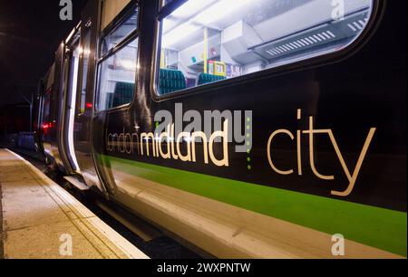 Train électrique London Midland classe 323 à la gare de Wolverhampton avec le logo London Midland en évidence Banque D'Images