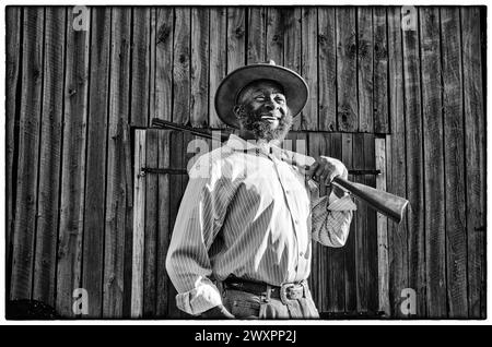 Brandywine, Maryland, États-Unis. 16 mars 2024. George Maxfield, également connu sous le nom de King Geige Max Diesel sur sa ferme de 34 acres à Brandywine, MD. Mayfield, également connu sous le nom de Max Diesel, avait plus de 300 invités pour sa randonnée annuelle, son poisson frit, un bon feu de 15 pieds, des jeux, de la danse et 50/50. (Crédit image : © Brian Branch Price/ZUMA Press Wire) USAGE ÉDITORIAL SEULEMENT! Non destiné à UN USAGE commercial ! Banque D'Images