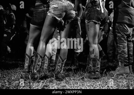 Shelby, Caroline du Nord, États-Unis. 18 août 2023. Cow-girls en dasie ducs lors de la randonnée annuelle Ebony Horsemen Trail Ride à Mooresboro, Caroline du Nord, la randonnée était composée d'environ 800 coureurs aussi loin que le Texas et New York et le New Jersey ainsi que la Géorgie, le Kentucky et le Tennessee. était à environ un parcours de 15 miles à environ 15 miles de route, plat, vallonné et aqueux. La balade s'est terminée par un déjeuner traditionnel, un rodéo, un groupe musical, un dj et une danse en ligne. (Crédit image : © Brian Branch Price/ZUMA Press Wire) USAGE ÉDITORIAL SEULEMENT! Non destiné à UN USAGE commercial ! Banque D'Images