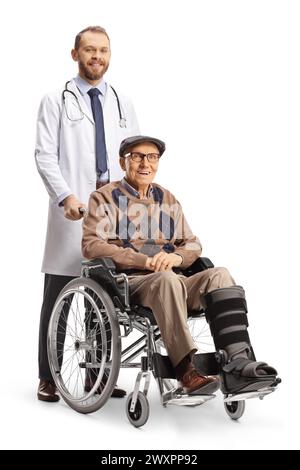 Patient avec une attelle de jambe assis dans un fauteuil roulant avec un médecin derrière isolé sur fond blanc Banque D'Images