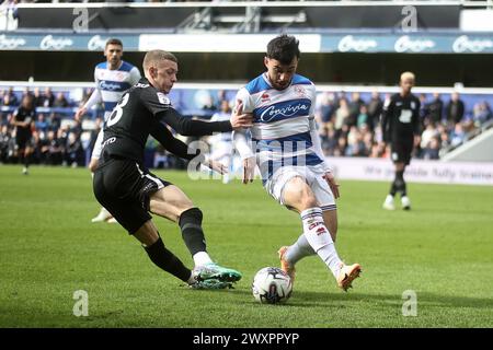 Londres, Royaume-Uni. 29 mars 2024. MATRADE Loftus Road Stadium MATRADE Loftus Road Stadium Queens Park Rangers milieu de terrain Ilias chair (10) L'attaquant de Birmingham City Jay Stansfield (28) lors du match EFL Sky Bet Championship entre Queens Park Rangers et Birmingham City au MATRADE Loftus Road Stadium Angleterre le 29 mars 2024. (Andy Shaw/SPP) (Andy Shaw/SPP) crédit : SPP Sport Press photo. /Alamy Live News Banque D'Images