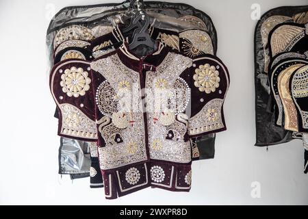 Dambulla, Sri Lanka 10 février 2023. Boutique-atelier Sri lanka robe traditionnelle de mariage et bijoux. bijoux gemmes. Banque D'Images