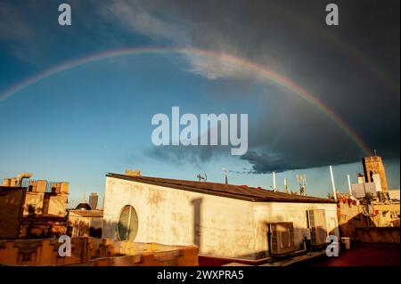 Barcelone, Espagne. 01st Apr, 2024. 1er avril 2024, Barcelone, Espagne : un arc-en-ciel se forme sur les toits de la vieille ville de Barcelone après une courte tempête. Crédit : Jordi Boixareu/Alamy Live News Banque D'Images