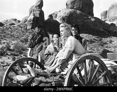 Dolores Del Rio, Carroll Baker, Gilbert Roland, sur le plateau du film, 'Cheyenne Autumn', Warner Bros, 1964 Banque D'Images