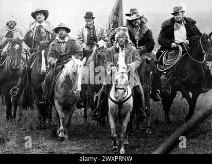 John Considine (2e à gauche), Robert DoQui (3e à gauche), Michael Kaplan (arrière, centre), Paul Newman (avant, centre), sur le plateau du film, Buffalo Bill and the Indians, or Sitting Bull's History Lesson, United Artists, 1976 Banque D'Images