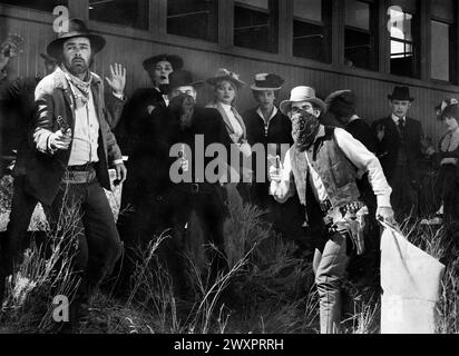 Dave Dunlop (à gauche avec une arme de poing), sur le plateau du film, 'Butch Cassidy and the Sundance Kid', 20th Century-Fox, 1969 Banque D'Images