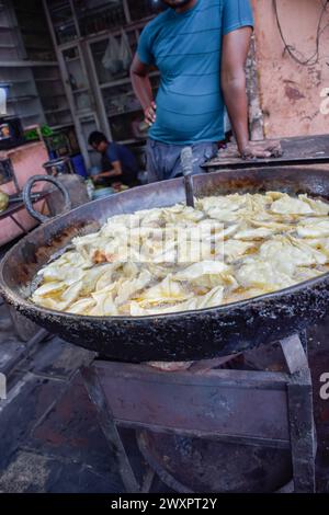 Snacks indiens Namkeen traditionnels et Samosas frits sur la nourriture de rue et les marchés Banque D'Images