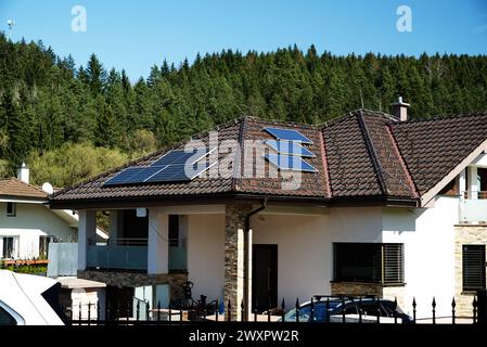 Panneaux solaires sur le toit de la maison familiale Banque D'Images