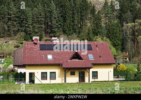 Panneaux solaires sur le toit de la maison familiale Banque D'Images