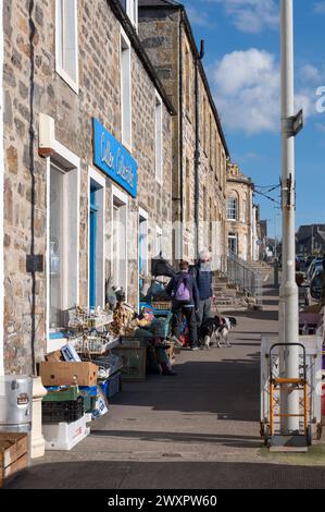 31 mars 2024. Seafield Street, Cullen, Moray, Écosse. Il s'agit de l'exposition sur le trottoir de la Boutique Cullen Collectibles. Banque D'Images