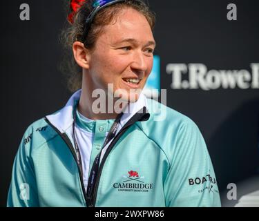Samedi 30 mars 2024. La 78e course de bateaux féminine. Présidente de Cambridge, Jenna Armstrong assiste au lancer de pièces. Banque D'Images