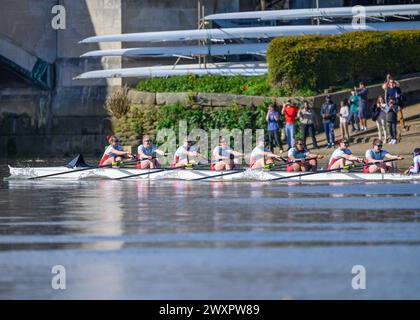 Samedi 30 mars 2024 Oxford/Cambridge Boat Race. L'équipe féminine de Cambridge franchit la ligne d'arrivée pour remporter la 78e Gemini Women's Boat Race. Banque D'Images