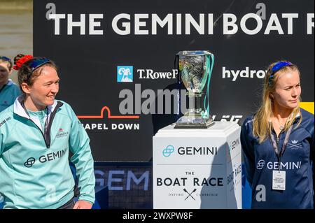 Samedi 30 mars 2024. La 78e course de bateaux féminine. La présidente de Cambridge, Jenna Armstrong (à gauche) et la présidente d'Oxford, Ella Stadler, au lancer de la monnaie. Banque D'Images