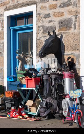 31 mars 2024. Seafield Street, Cullen, Moray, Écosse. Il s'agit de l'exposition sur le trottoir de la Boutique Cullen Collectibles. Montrant une tête de cheval, clubs de golf, Banque D'Images