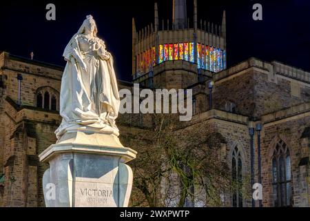 Cathédrale de Blackburn avec statue de la reine Victoria au coucher du soleil. La statue est un monument classé Grade II situé à Blackburn, Lancashire, Royaume-Uni. Banque D'Images