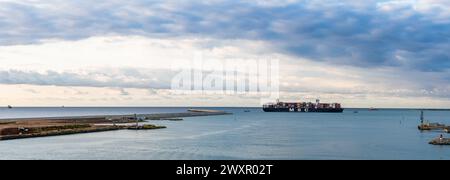 Navire de conteneur MSC sur la mer au lever du soleil, Barcelone, Espagne, Europe Banque D'Images