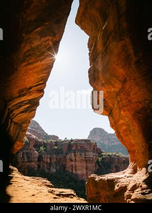 Secret Subway Cave Boynton Canyon Sedona Arizona États-Unis d'Amérique avec étoile de soleil en haut à gauche. Banque D'Images