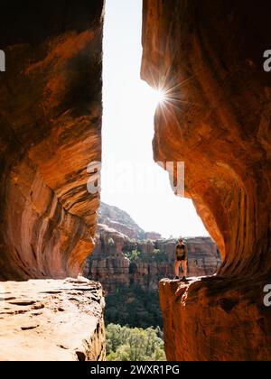 Le soleil éclate tôt le matin à secret Subway Cave Boynton Canyon Sedona avec des teintes orange vif. Banque D'Images