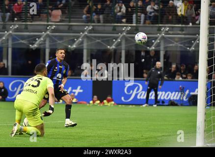 Milan, Italie. 1er avril 2024. Alexis Sanchez (R) du FC Inter marque son but lors d'un match de Serie A entre le FC Inter et Empoli à Milan, Italie, le 1er avril 2024. Crédit : Alberto Lingria/Xinhua/Alamy Live News Banque D'Images