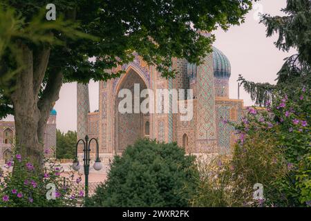 20 JUIN 2023, SAMARKAND, OUZBÉKISTAN : détails du portail voûté ou iwan, un exemple d'architecture islamique, décoré avec l'Ouzbékistan traditionnel Banque D'Images