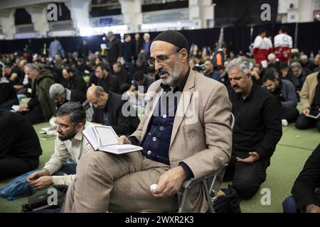 Téhéran, Téhéran, Iran. 1er avril 2024. Un adorateur chiite assiste à Laylat al-Qadr, ou la nuit du destin pendant le mois sacré islamique du Ramadan, à Téhéran, Iran, dimanche 1er avril, 2024. (crédit image : © Sobhan Farajvan/Pacific Press via ZUMA Press Wire) USAGE ÉDITORIAL SEULEMENT! Non destiné à UN USAGE commercial ! Banque D'Images