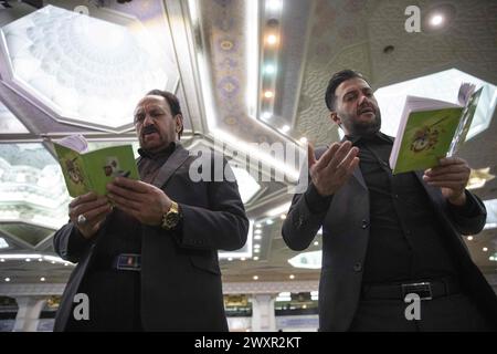 Téhéran, Téhéran, Iran. 1er avril 2024. Les fidèles chiites assistent à Laylat al-Qadr, ou la nuit du destin pendant le mois sacré islamique du Ramadan, à Téhéran, Iran, dimanche 1er avril, 2024. (crédit image : © Sobhan Farajvan/Pacific Press via ZUMA Press Wire) USAGE ÉDITORIAL SEULEMENT! Non destiné à UN USAGE commercial ! Banque D'Images