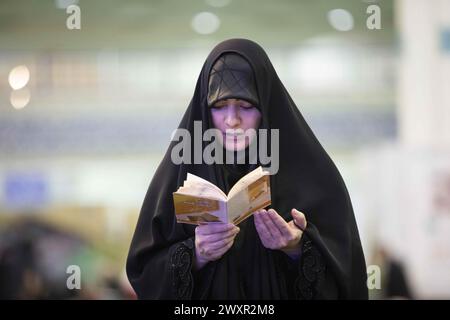 Téhéran, Téhéran, Iran. 1er avril 2024. Un adorateur chiite assiste à Laylat al-Qadr, ou la nuit du destin pendant le mois sacré islamique du Ramadan, à Téhéran, Iran, dimanche 1er avril, 2024. (crédit image : © Sobhan Farajvan/Pacific Press via ZUMA Press Wire) USAGE ÉDITORIAL SEULEMENT! Non destiné à UN USAGE commercial ! Banque D'Images