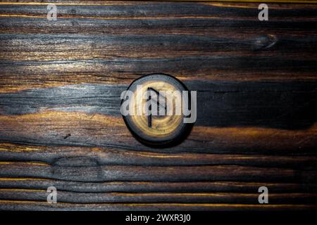 Rune Ansuz sculptée dans du bois sur un fond en bois - Elder Futhark Banque D'Images