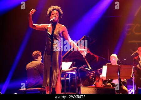 Le groupe jazz The Amazing Keystone Big Band, avec la chanteuse Célia Kameni, au festival éclats d'Email Jazz Edition à l'Opéra de Limoges. Line-up : Cél Banque D'Images