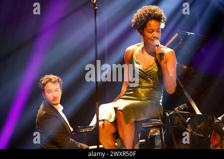 Le groupe jazz The Amazing Keystone Big Band, avec la chanteuse Célia Kameni, au festival éclats d'Email Jazz Edition à l'Opéra de Limoges. Line-up : Cél Banque D'Images