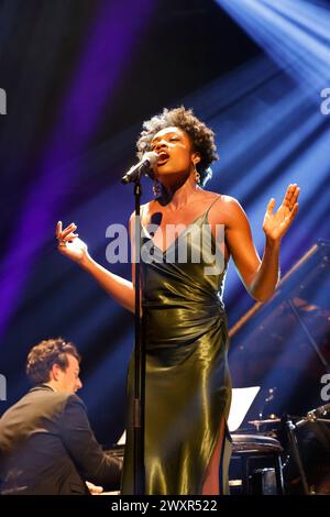 Le groupe jazz The Amazing Keystone Big Band, avec la chanteuse Célia Kameni, au festival éclats d'Email Jazz Edition à l'Opéra de Limoges. Line-up : Cél Banque D'Images