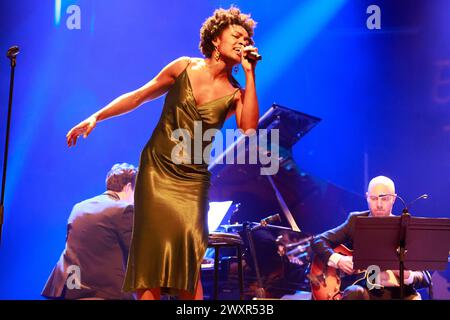 Le groupe jazz The Amazing Keystone Big Band, avec la chanteuse Célia Kameni, au festival éclats d'Email Jazz Edition à l'Opéra de Limoges. Line-up : Cél Banque D'Images