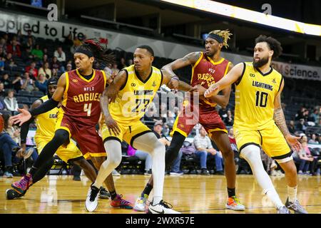 Londres, Canada. 1er avril 2024. Le Lightning de Londres bat les Rogues de Terre-Neuve 104-97 en réglementation. Antonio Davis (4) des Newfoundland Rogues combattent Billy White (23) et Jermaine Haley (10) des London Lightning pour un rebond. Crédit : Luke Durda/Alamy Live News Banque D'Images