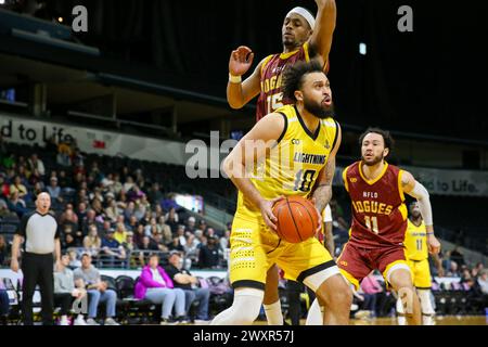 Londres, Canada. 1er avril 2024. Le Lightning de Londres bat les Rogues de Terre-Neuve 104-97 en réglementation. Jermaine Haley (10 ans) du London Lightning entraîne le filet sous la pression de la marquise Collins (15 ans) des Newfoundland Rogues. Crédit : Luke Durda/Alamy Live News Banque D'Images