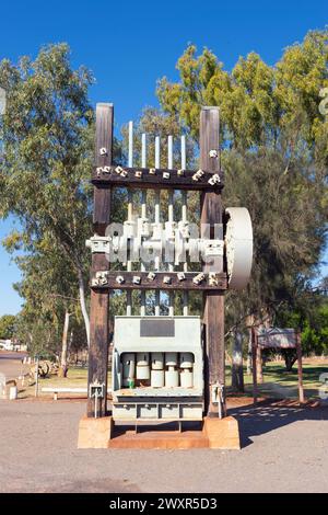 Vue d'une ancienne batterie d'or d'État utilisée pour écraser et traiter le minerai, dans la petite ville rurale de Meekatharra, Australie occidentale, Australie occidentale, Australie occidentale Banque D'Images