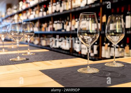 Barcelone, Espagne. 27 mars 2024. Une coupe de vin est exposée dans un magasin de vin à Barcelone, Catalogne, Espagne, le 27 mars 2024. (Photo par Albert Llop/NurPhoto) crédit : NurPhoto SRL/Alamy Live News Banque D'Images