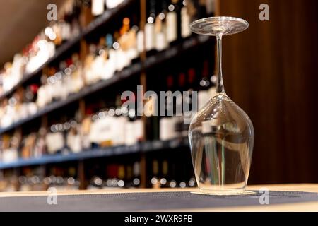 Barcelone, Espagne. 27 mars 2024. Une coupe de vin est exposée dans un magasin de vin à Barcelone, Catalogne, Espagne, le 27 mars 2024. (Photo par Albert Llop/NurPhoto) crédit : NurPhoto SRL/Alamy Live News Banque D'Images