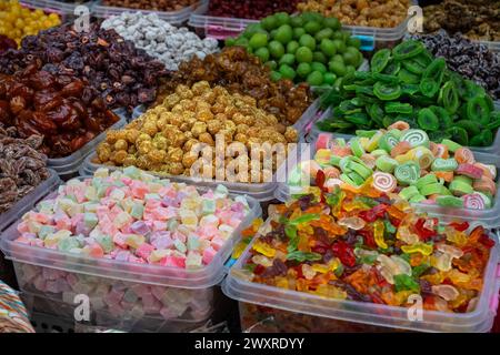 Collations et bonbons à vendre dans un marché à Hanoi, Vietnam Banque D'Images