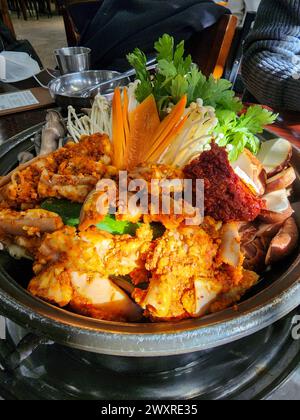 Gopchang-jeongol, ou pot chaud de tripes de bœuf - un ragoût coréen épicé fait en faisant bouillir des tripes de bœuf, des légumes et des assaisonnements dans un bouillon de bœuf. Banque D'Images