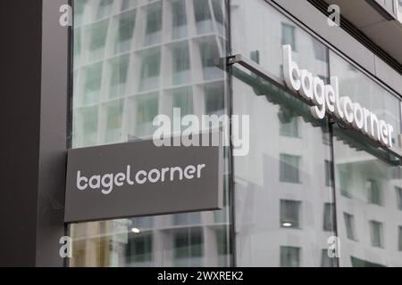 Bordeaux , France - 03 28 2024 : Bagel coin fastfood fenêtres façade restaurant enseigne marque et logo chaîne de texte Banque D'Images