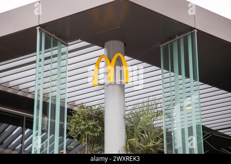 Bordeaux , France - 03 28 2024 : McDonald's logo signe et texte de marque US chaîne façade de hamburger fastfood américain Banque D'Images