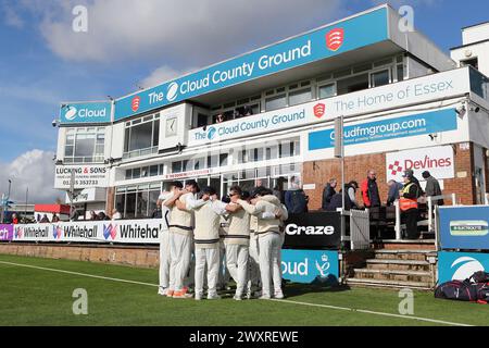 Les joueurs de Middlesex se rencontrent lors de l'Essex CCC vs Middlesex CCC, match Cricket amical au Cloud County Ground le 1er avril 2024 Banque D'Images