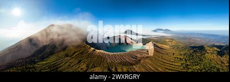 Panorama aérien drone vue du cratère du volcan du mont Kawah Ijen au lever du soleil, Java oriental, Indonésie Banque D'Images