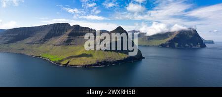 Panorama aérien paysage extérieur scène de montagne de l'île Vidoy. Vue estivale des îles Féroé Banque D'Images