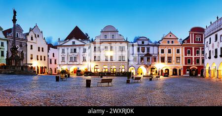 Paysage de la place à Cesky Krumlov, une ville médiévale en République tchèque avec des maisons colorées, monument sur la place avant le lever du soleil. république tchèque Banque D'Images