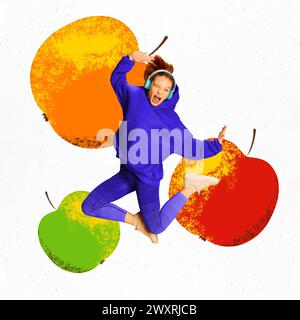 Jeune femme active dans des écouteurs sautant par-dessus des pommes colorées sur fond blanc. Collage conceptuel créatif. Banque D'Images