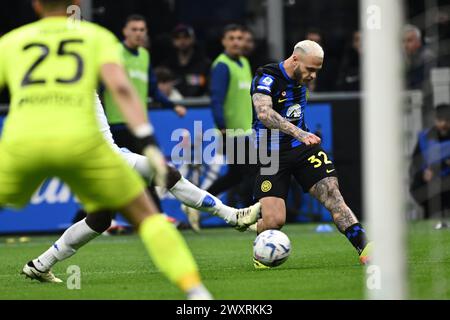 Federico Dimarco (Inter) lors de la série A italienne match entre l'Inter 2-0 Empoli au stade Giuseppe Meazza le 01 avril 2024 à Milan, Italie. (Photo de Maurizio Borsari/AFLO) Banque D'Images